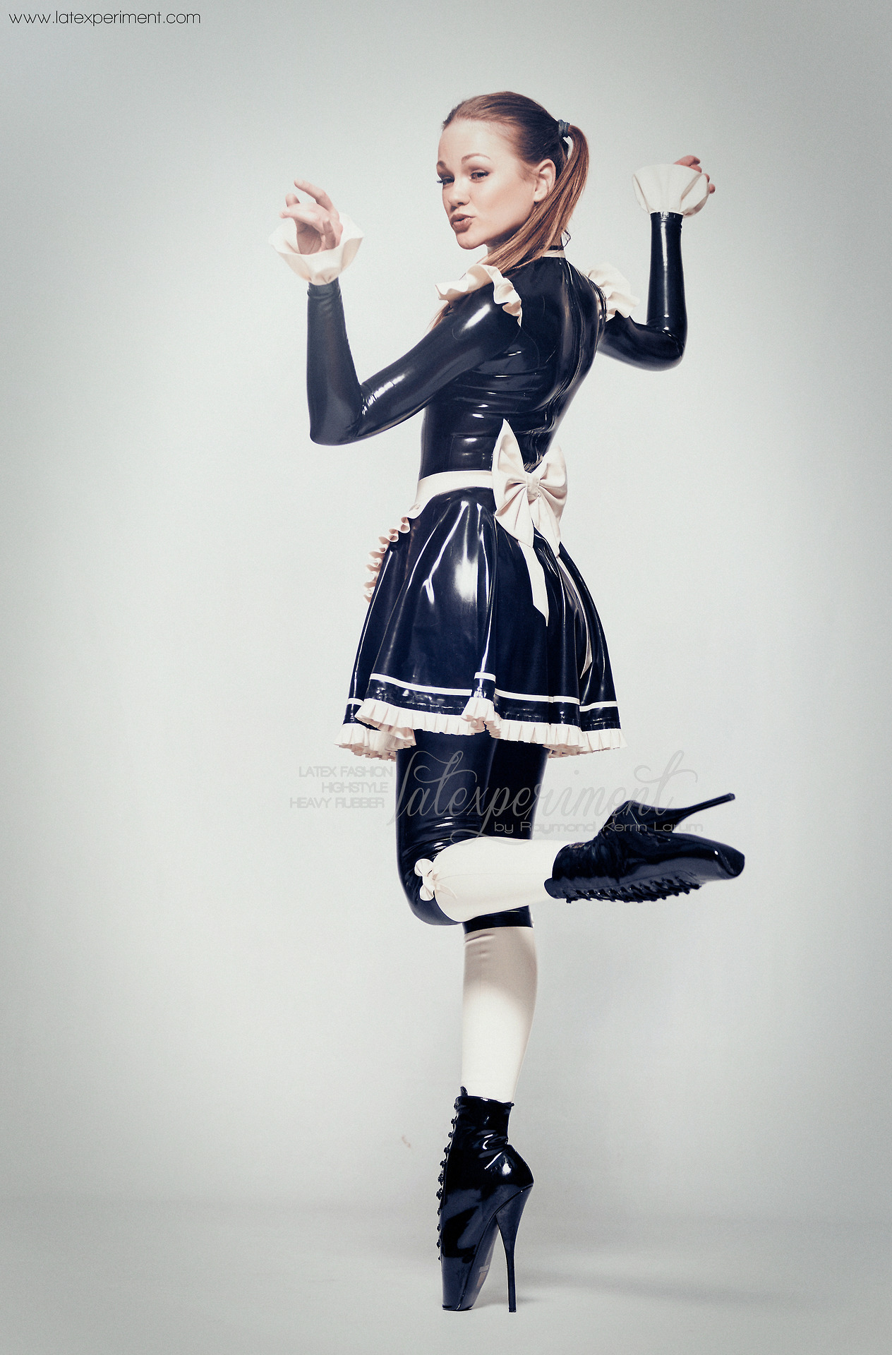 kinkygoethe:Alexandra Potter as sexy latex maid!