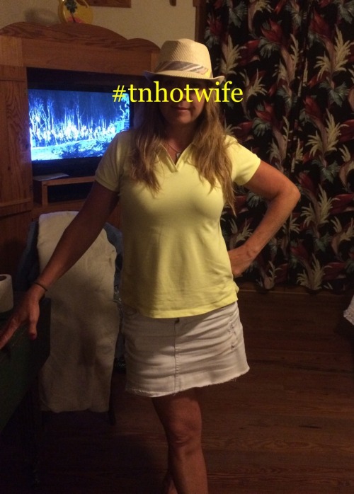 tnhotwifecpl:  @tnhotwife flirting with our followers!!