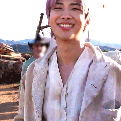 The Sun Looks Good On Him(cr. Namuspromised)