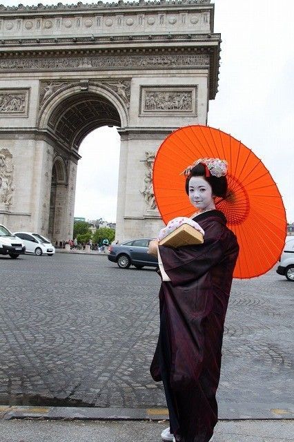 geisha-kai:  Maiko in Paris! So, at the beginning adult photos