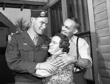 cncinc:  theheartofthepackisthewolf:  takesabeating:  peashooter85:  The American Paratrooper Who Served in the Red Army During World War II. When the United States entered World War II in 1941, Joseph R. Beyrle enlisted in the US Army and volunteered