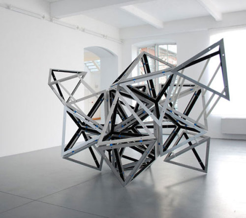 dromik:  Conrad Shawcross - Tetra sphere (30 tetrahedrons blue spacers), 2008. Stainless steel, nylon.   Quiero hacer uno de estos