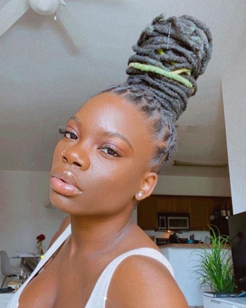 This bun is POPPIN…•Would you wear your hair like this??•Comment below..•@lyricalmarie ..•Fol