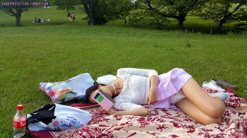 daddyprotection:  Today is green day in Japan, and it’s a national holiday. Perfect for a picnic at the park <3 She was wearing pullups today because she’s a big girl. 