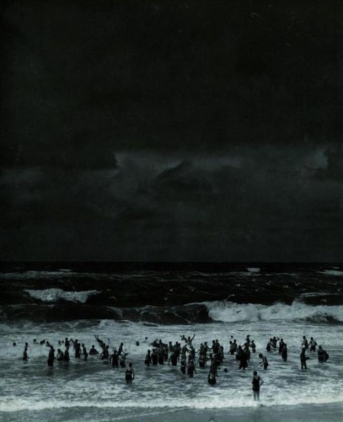 thinkingimages:Martin Munkacsi, Seashore Before the Thunderstorm, 1930