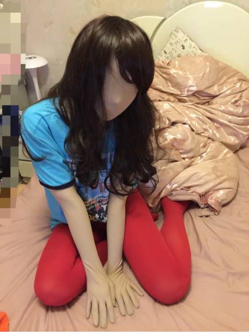 （China) Cause she lose the bet, she has to wear zentai one night for her BF.
