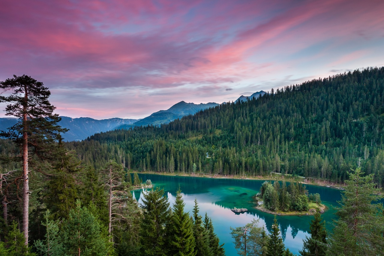 woodendreams:  Lake Cauma, Switzerland (by Raphael Messmer)