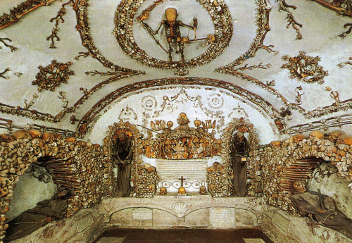 bitsofhistory:  Capuchin Crypt, Santa Maria della Concezione dei Cappucini Under the church of Santa Maria della Cocezione in Rome,lies the fascinatingly morbid Capuchin Crypt, a small space consisting of 7 tiny chapels, entirely decorated by the bones