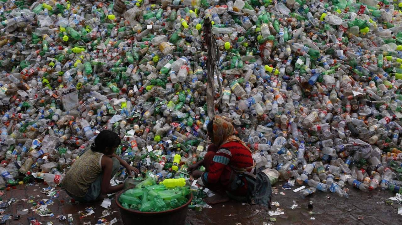 FRAGILIDAD. Jóvenes adolescentes trabajan en una fábrica de reciclado plástico en Daca, Bangladesh, el 31 de Agosto de 2017. (Md Mehedi Hasan / ZUMA Wire / dpa)
MIRÁ TODA LA FOTOGALERÍA