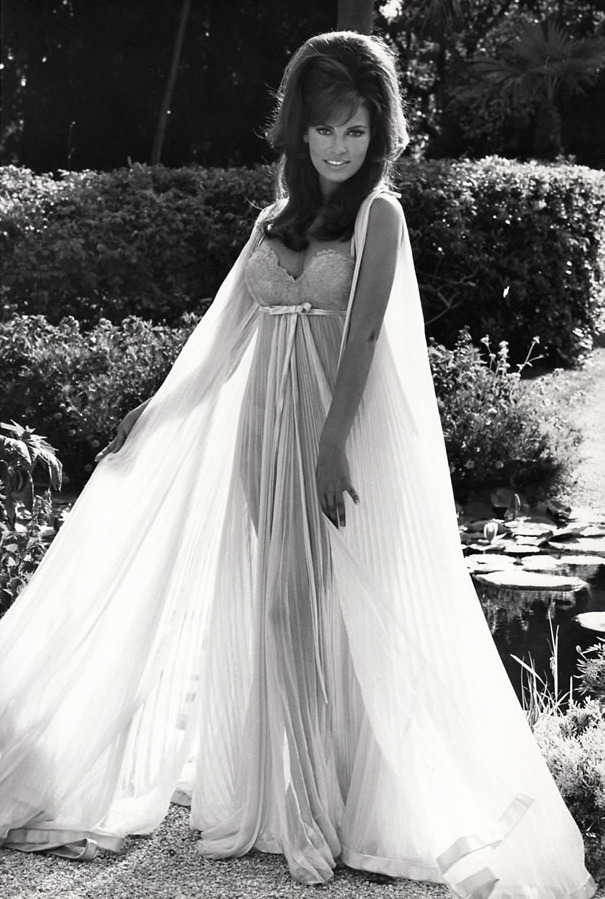 starsensuelles:  Raquel Welch par Pierluigi Praturlon, 1968. 