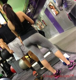 creepshots:  That gym booty inspires greytness