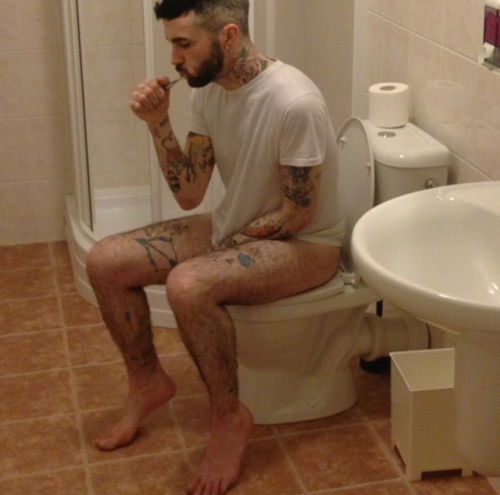 johnnyfeelgood20: Pooping
