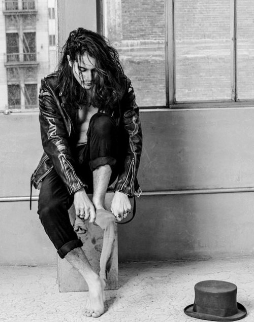 famousfeetofcolor:  Avan Jogia  My GOD. can he not? 😍😭@fairyneko send help. I need a defibrillator. 