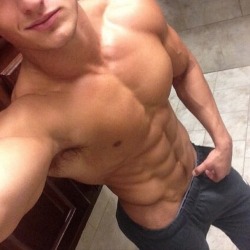 texasfratboy:  Hot bod!