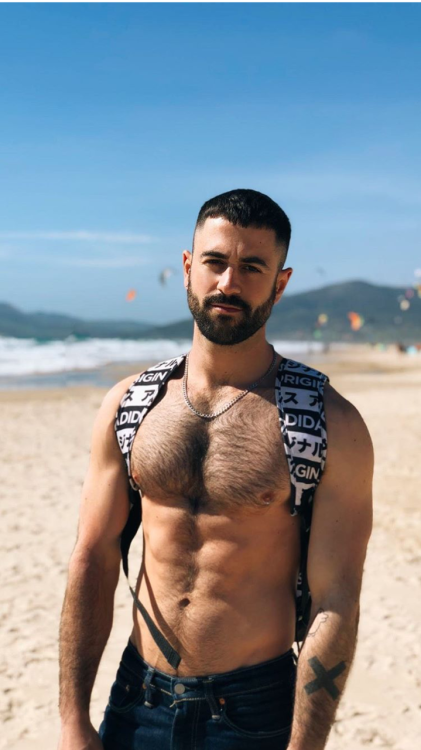 maleviews:    Jon Gómez   