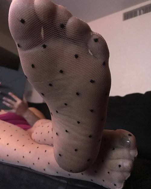 filipinafootgoddess:#pantyhose #tights #asian #filipina #heels #collants #pantyhosefetish #pantyhose