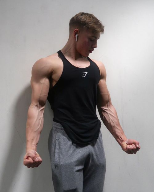 musclecomposition:  Bodybuilder Oliver Forslin