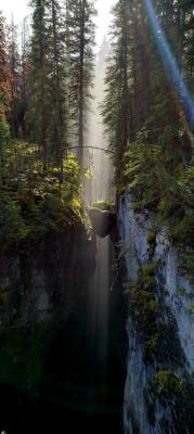 amazinglybeautifulphotography:  Maligne Canyon