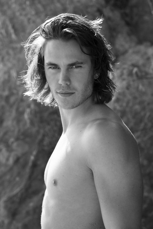 alekzmx:some very naked pictures of wet Taylor Kitsch  surfaced thanks to photographer M