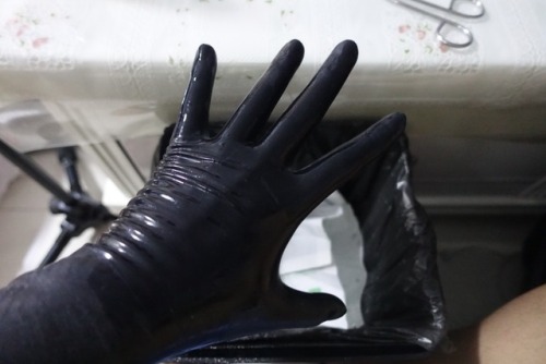 orangec87: black rubber gloves