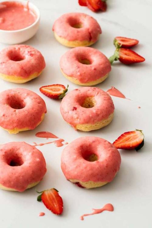 royal-food:Baked Strawberry Doughnuts