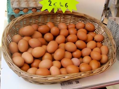 Gros oeufs bruns dans un panier, marché hebdomadaire, Orange, Vaucluse, 2016.Quite expensive!