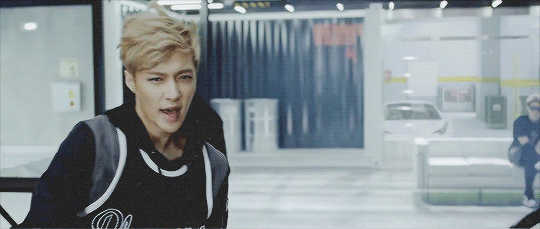 yixingofficial:  HIS WINK IM SO NOT OKAY