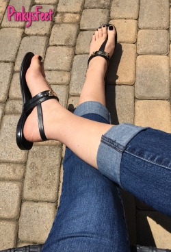 goddessalice:  More black toenails in nice shoes.