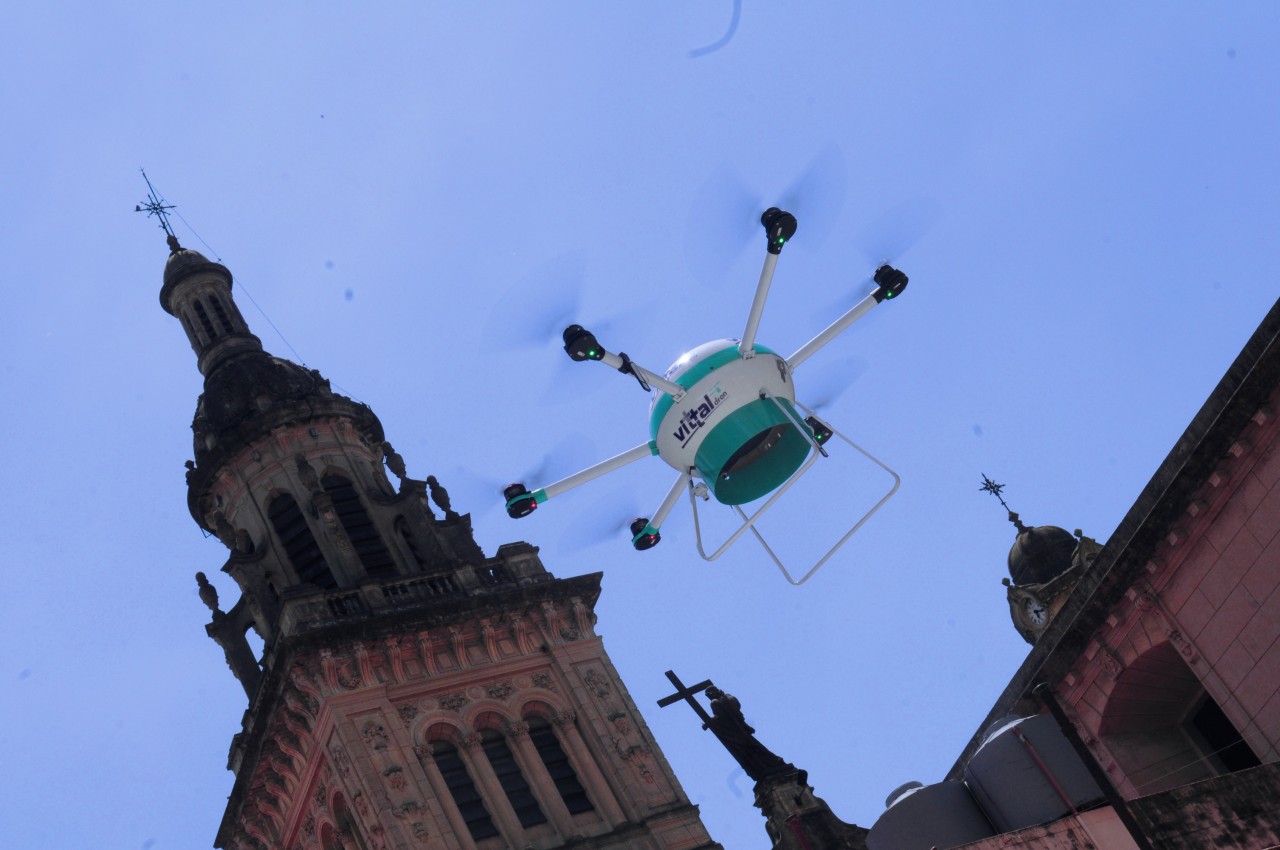 DRONE CON DESFIBRILADOR. Una compañía de atención médica presentó en con un simulacro el drone que lleva un desfibrilador. Tiene como propósito trasladar un desfibrilador externo automático de forma rápida y eficaz para atender personas en zonas de...