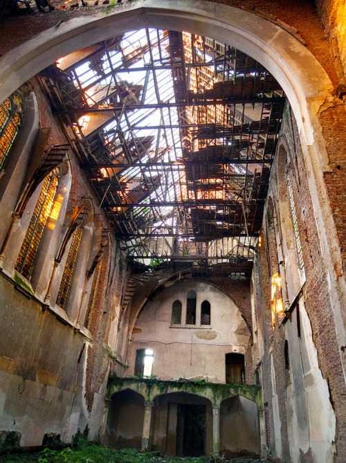 asylum-art:Lost Castle: Jan Stelon BehanceLocated in a park near the center of Lede, Belgium, the C