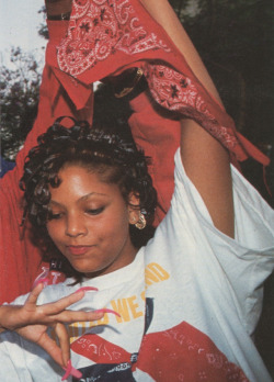 squadboa:  surra-de-bunda:  Female Blood Member in Inglewood (1992)   Squad 