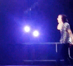 prettymuchjustsomestuff:butttom-deactivated20150426:harry being overly excited to get a high five fr