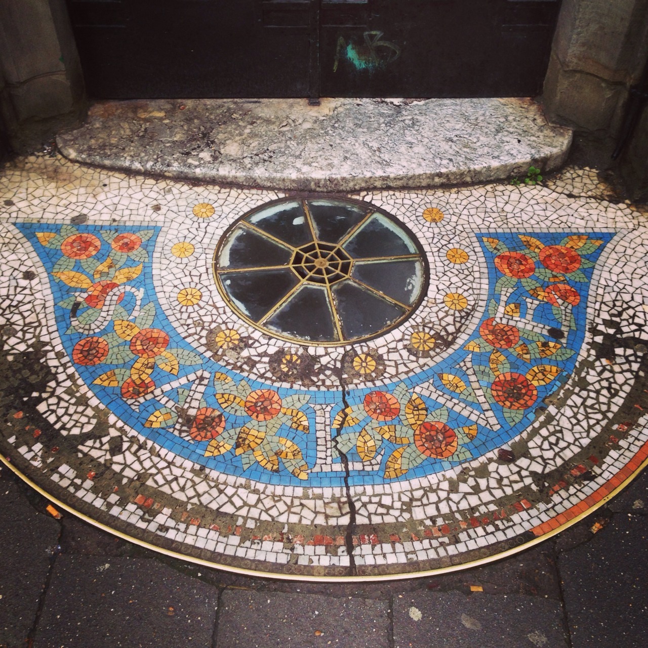 urbantypo:
“ Nog iets wat quasi verdwenen is: mozaïek aan de ingang van een winkel. Hoeveel klanten zouden er al over deze steentjes gewandeld zijn? (4/365) #gent
Another thing you don’t see often
nowadays: mosaic at the entrance of a shop. How many...