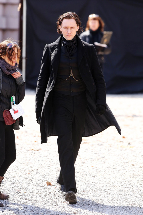 vigwig: spooky-action-at-a-distance: torrilla: Tom Hiddleston films scenes for the new horror movie 