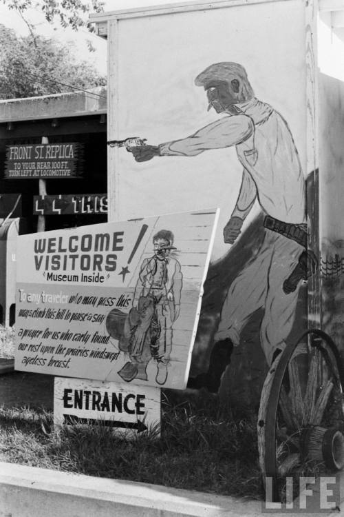 Dodge City, Kansas(Alfred Eisenstaedt. 1965)