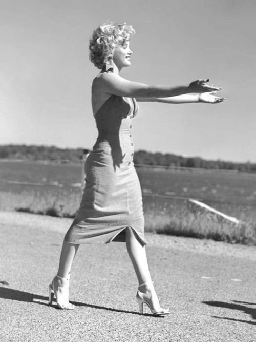 Pulpretropolis:selkiebryant:  (Via Facebook)    Marilyn Monroe