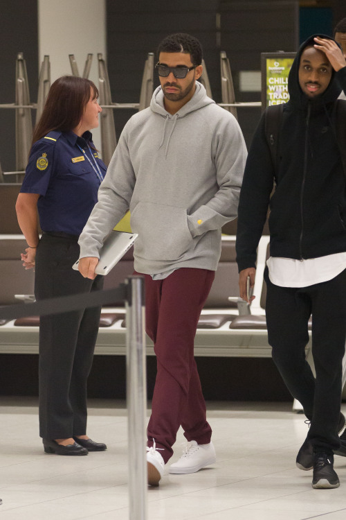 celebritiesofcolor:Drake walking through Adelaide Airport