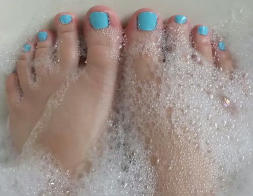 missphoenix-mysecretlife: feetandfootblog: Playing with bubbles! *giggle* <3 missphoenix-m