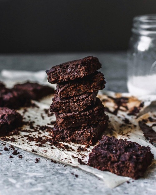 hannah__chiathe recipe for these fudgy black bean brownies is now up on the blog! (link in bio if yo