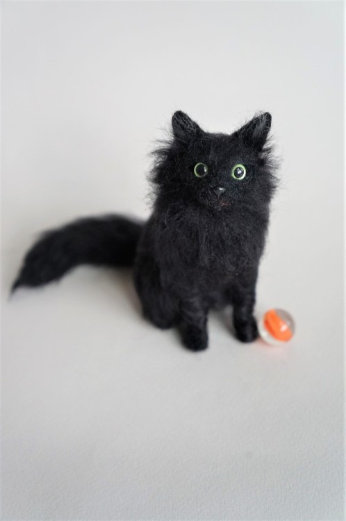 janetsneedlefelting:A black cat with green eyes I felted.  