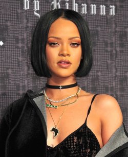 56blogsstillcrazy:Rihanna