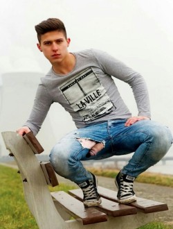 andresgaitan89:  shorts-and-underwear:  Open jeans  Hermoso