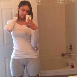 ipostyourselfies:  Camel toe  That&rsquo;s phat!