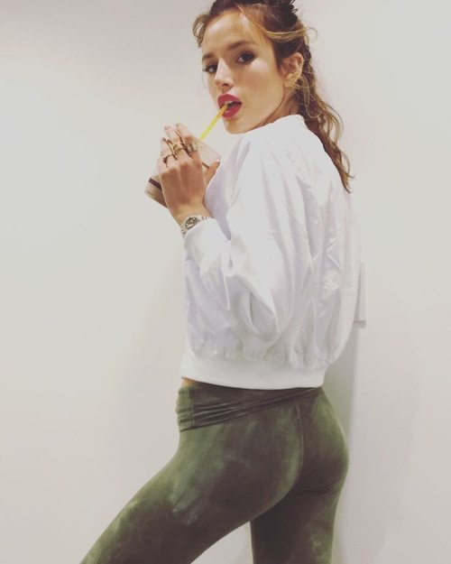 chicas-de-tv:  te presento a la reina de #Snapchat Bella Thornehttp://chicas-de-tv.tumblr.com/post/146522824911/te-presento-a-la-reina-de-snapchat-bella-thorne