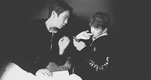 yongjae:  Himchan scolding Youngjae for biting his nails (p.s. Himchan hand placement is 짱) 