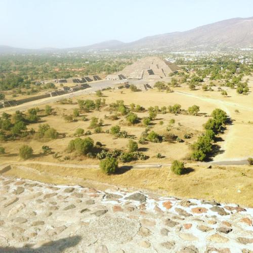 La de la luna, desde la del sol. #teotihuacan #pyramid #mesoamerica #mexico (at Teotihuacán)