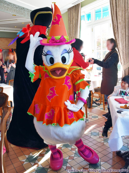 Character Dining Halloween in Disneyland Paris.Where is Mickey Mouse and pluto??? Loland&hellip; Won