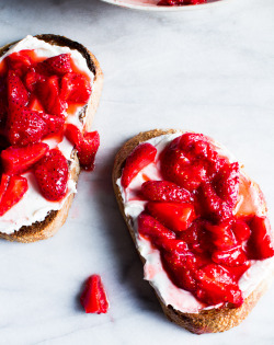 fullcravings:  Cream Cheese and Macerated Strawberry French Toast  Mmmm