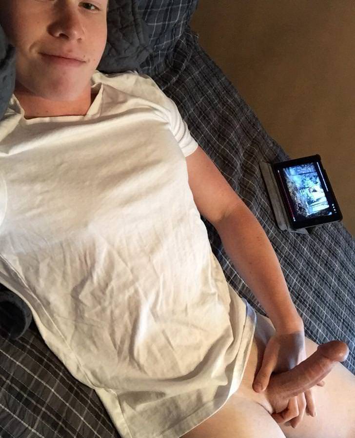dougmolly:  A 19-year-old straight guy from Canada!Follow Me:Main Blog: http://ging80.tumblr.com/Selfie