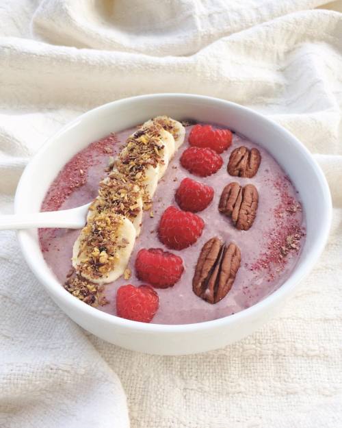 Happy Sunday! Before fall really arrived, I&rsquo;m eating aaaall the smoothie bowls. Once it ge